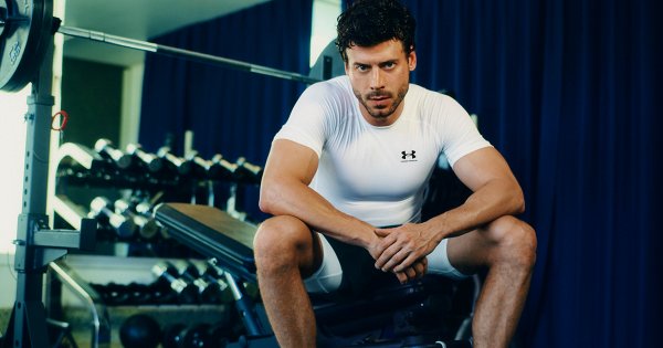 Under Armour aumenta a temperatura com a estrela da rivalidade acalorada François Arnaud