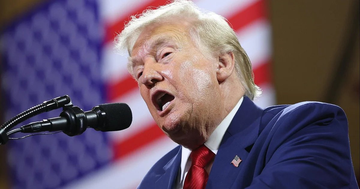 Trump fala na escola secundária da Geórgia após participar de transferência digna